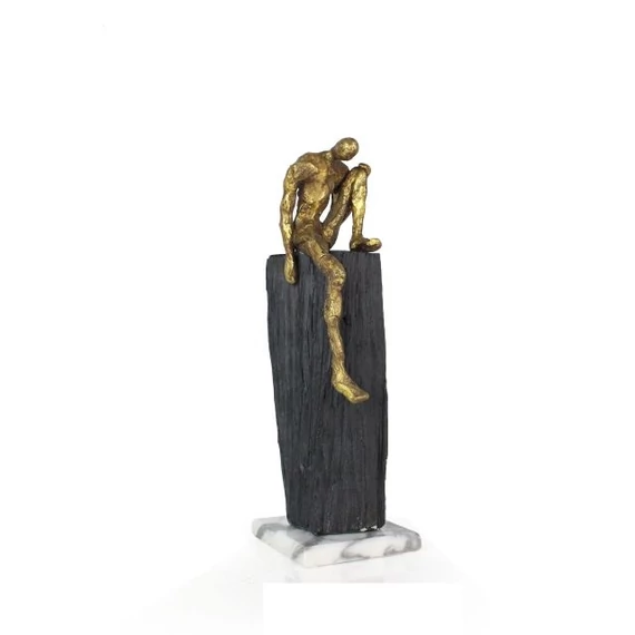 Ülő férfi, poly, arany, fekete, 25x10x10 cm