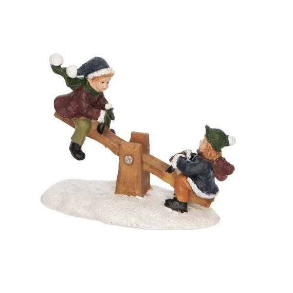 Téli mini falu kiegészítő, libikókázó gyerekek, poly, 7,5x3,7x6 cm, színes
